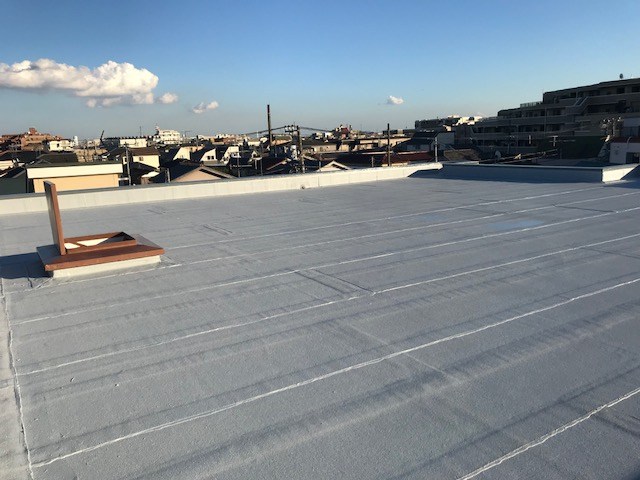 ビルの屋上を防水工事していきます。写真ではわかりづらいかもしれませんが、施工前はひび割れがところどころにあります。コンクリートは日光の紫外線にさらされるとどうしても乾燥してしまい、そこからひび割れが始まり、本来の防水機能